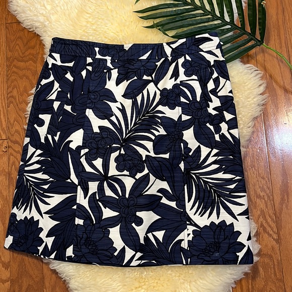Floral Print Mini Skirt by Ann Taylor/ White, Black & Blue/ Size 8 - Picture 1 of 8